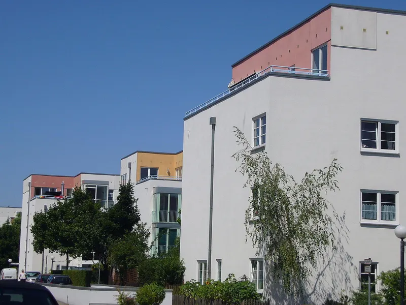 Idyllisches Wohnen in beliebter, grüner Wohnanlage - Wintergarten,  Einbauküche, Kfz-Stellplatz — photo 1